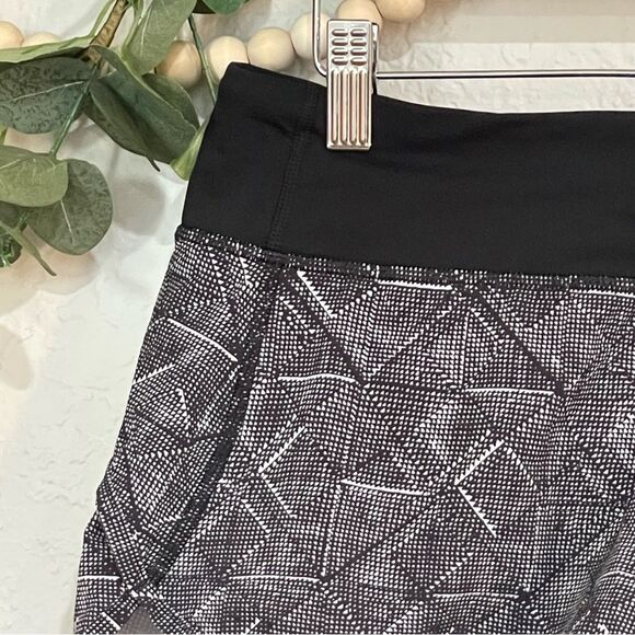 LULULEMON Speed Short (4-way Stretch 2.5")
Formation Alpine White Black / Black - Picture 5 of 10
